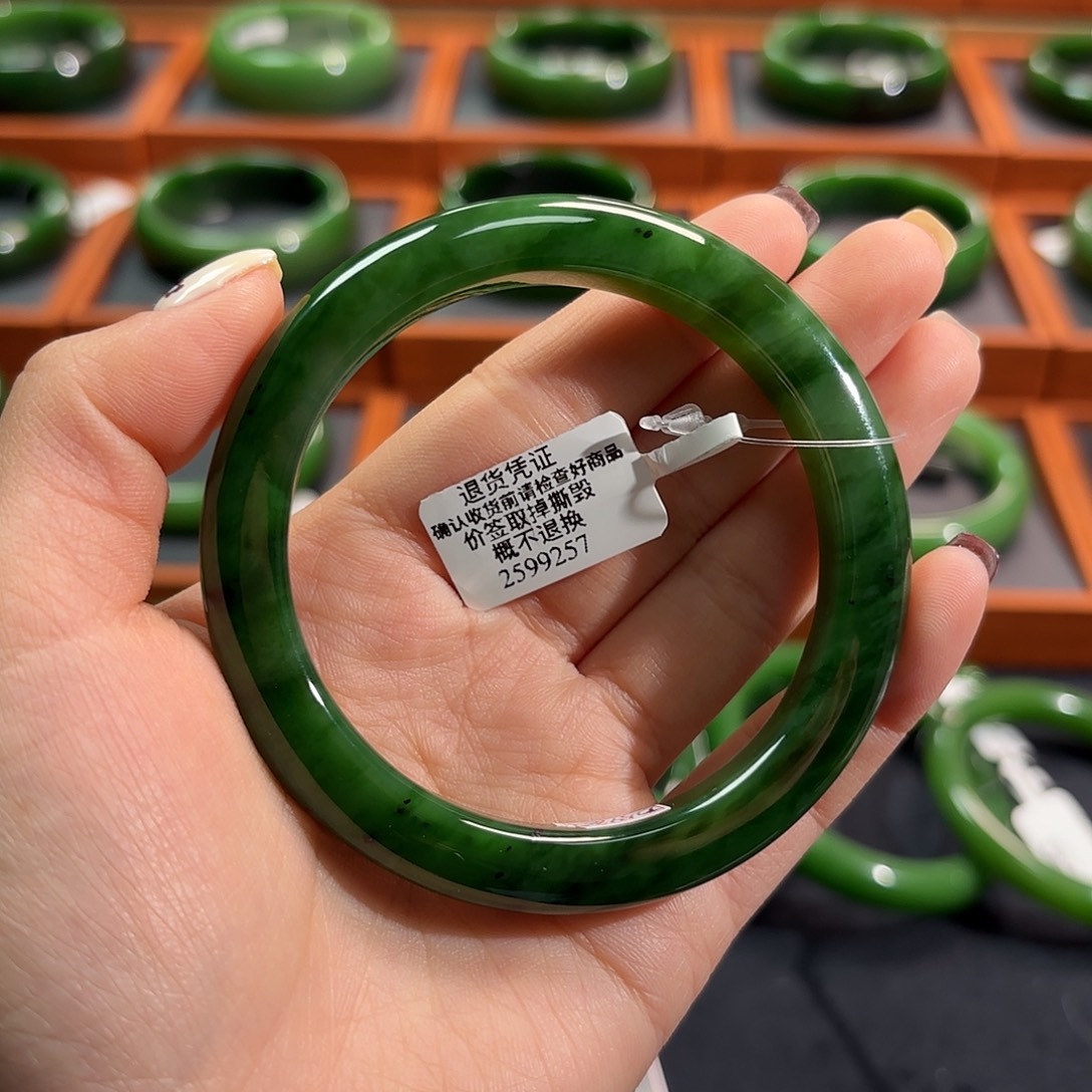 农***姐和田玉（碧玉）未镶嵌手镯红皮辣绿