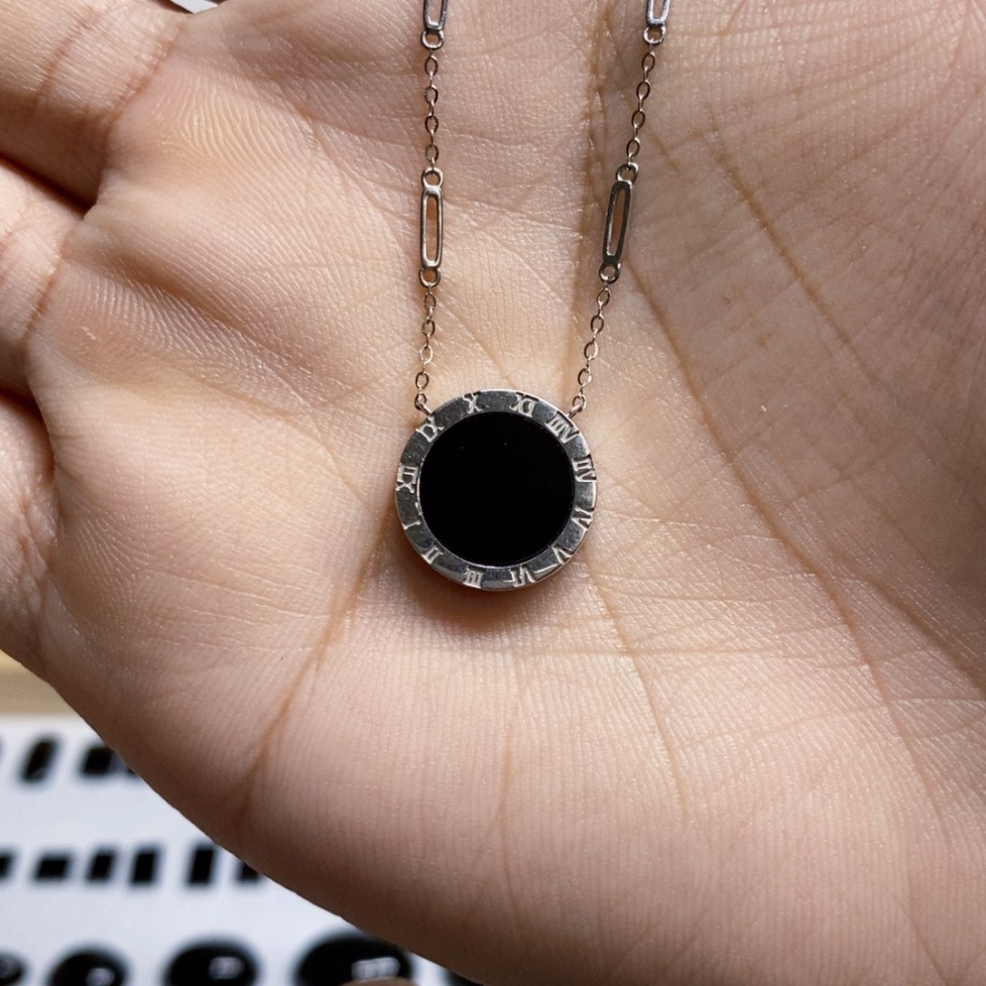 翡翠18K金镶嵌颈饰海**威