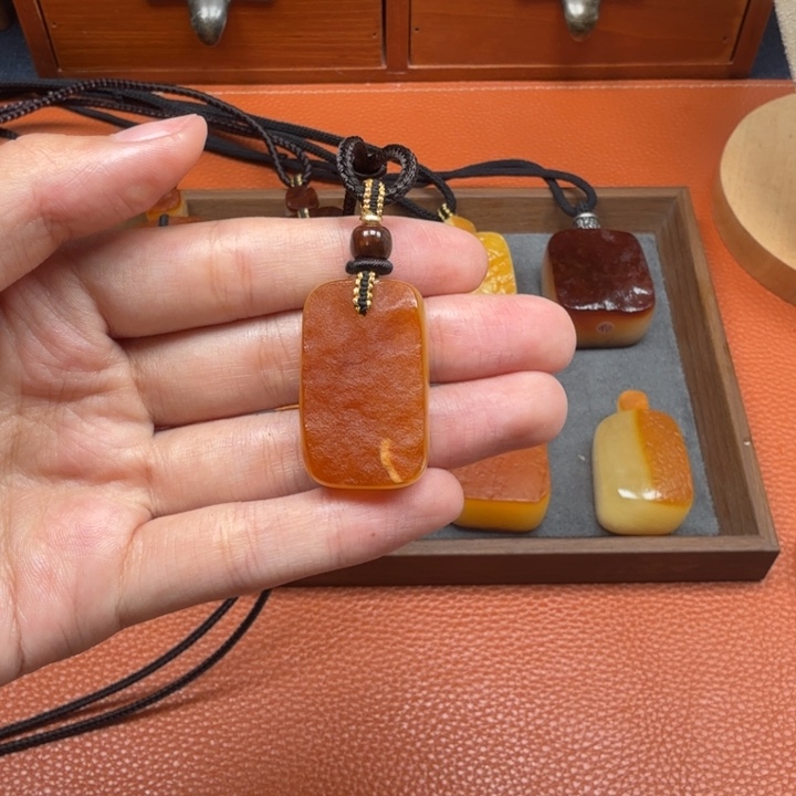 蜜蜡未镶嵌吊坠(赠链)