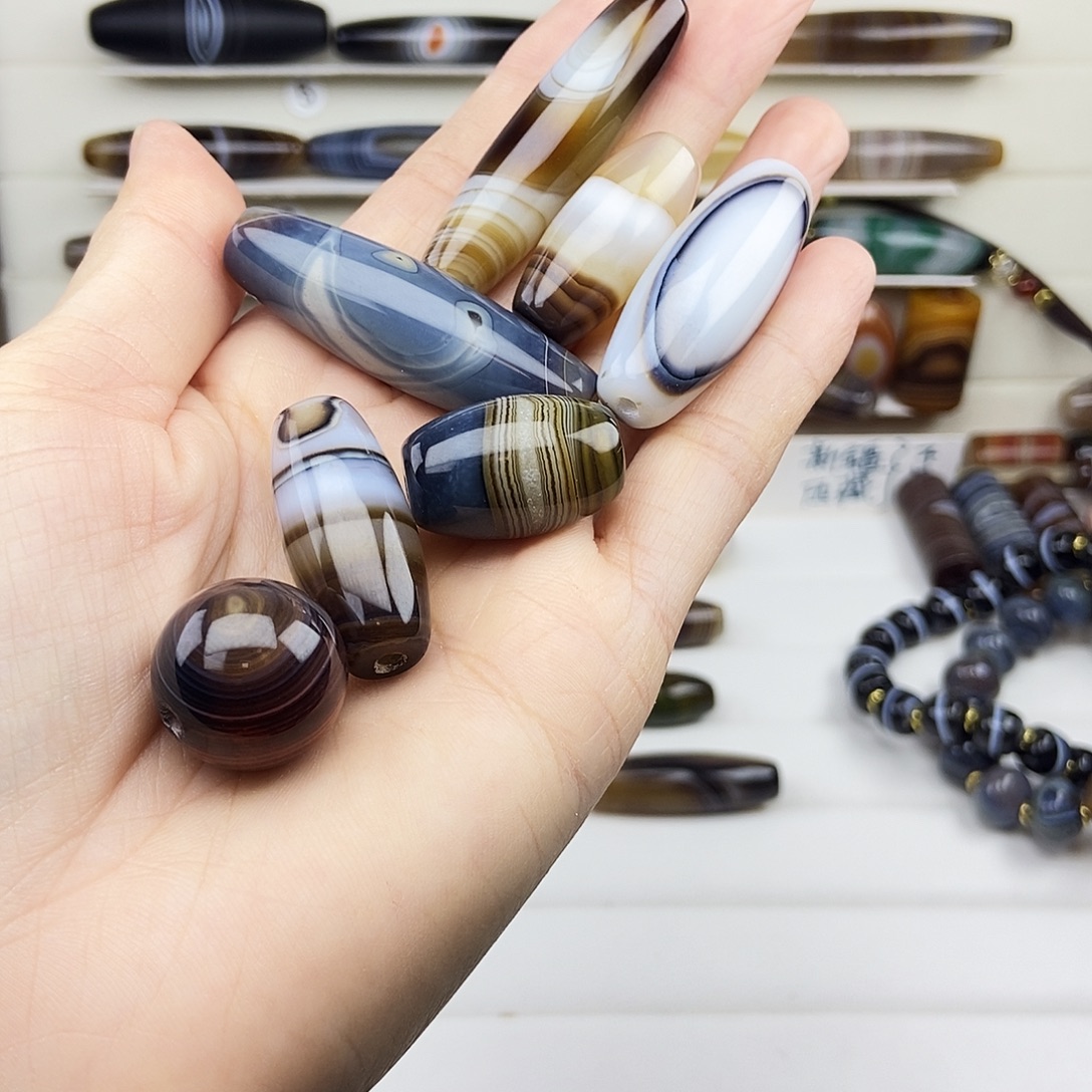 白***玛瑙/玉髓未镶嵌颈饰