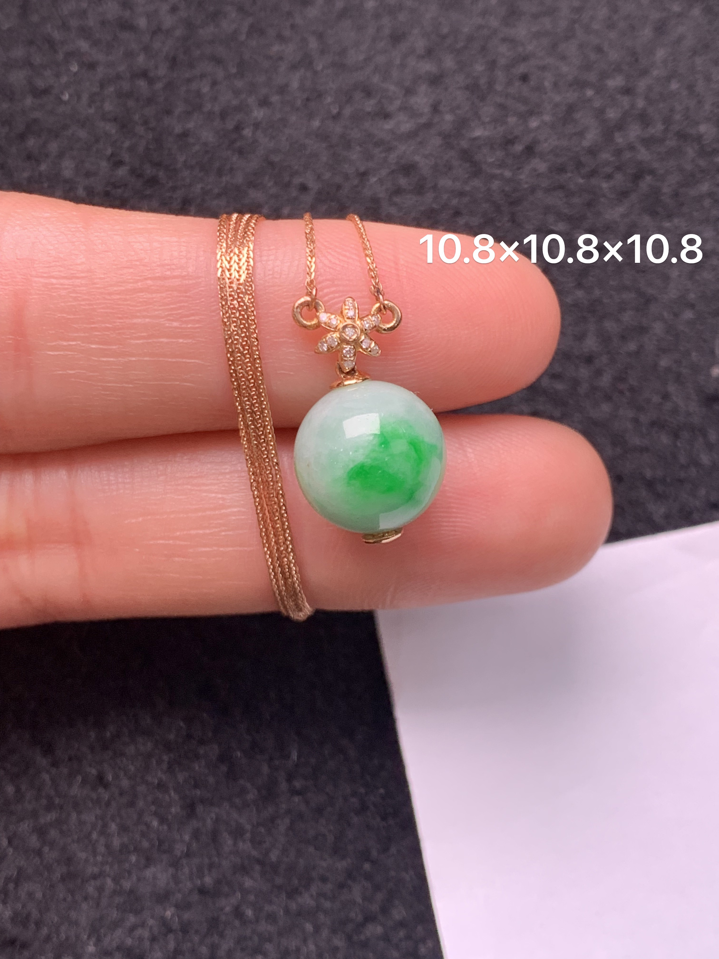 18K金镶嵌天然缅甸翡翠阳绿转运珠吊坠