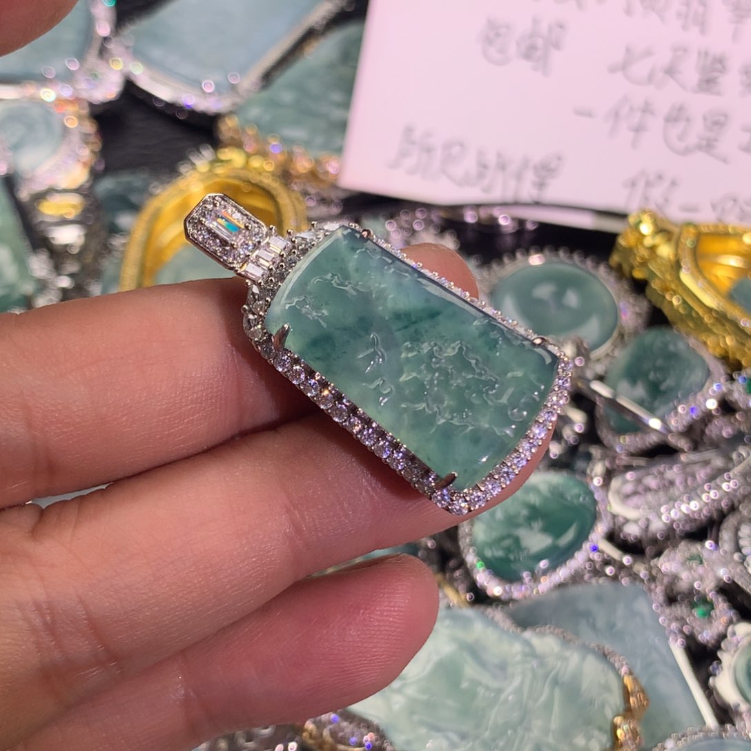 翡翠颈饰未镶嵌山水