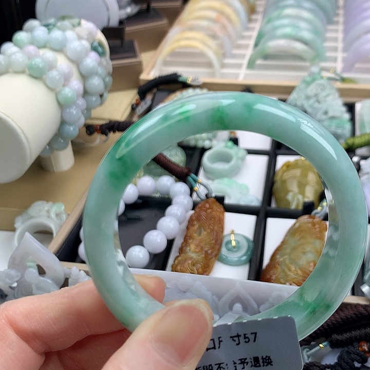 翡翠手镯未镶嵌吊坠