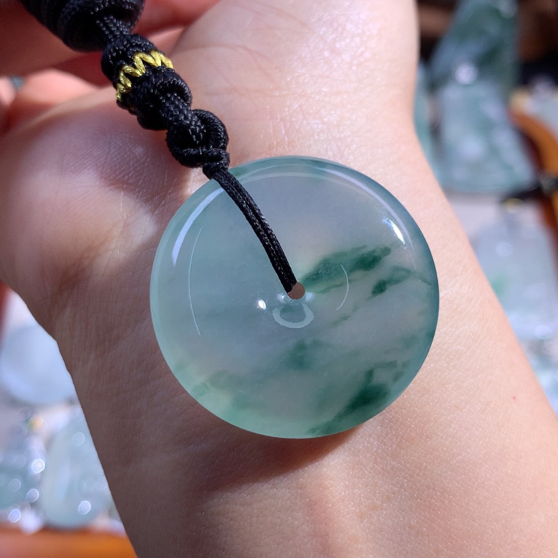 翡翠颈饰未镶嵌平安扣