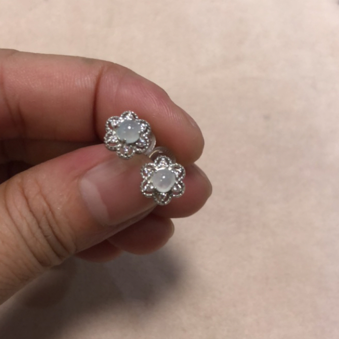 缅甸翡翠玉。S 9 2 5银镶嵌。耳钉。