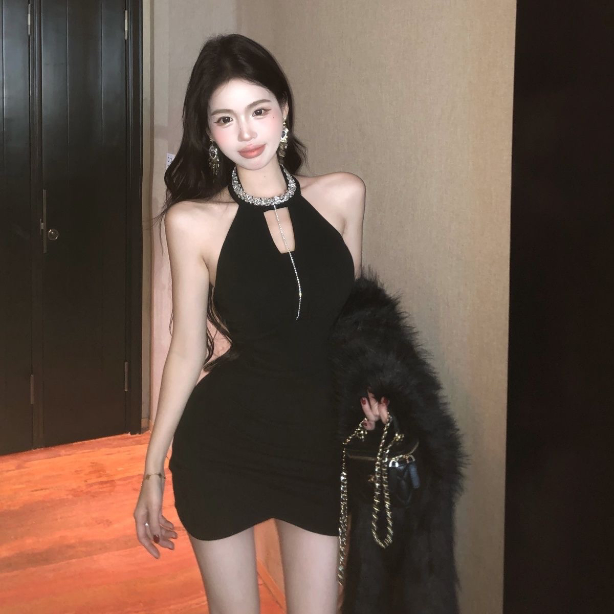 镂空重工挂脖连衣裙黑色紧身短裙纯欲收腰露背包臀裙子