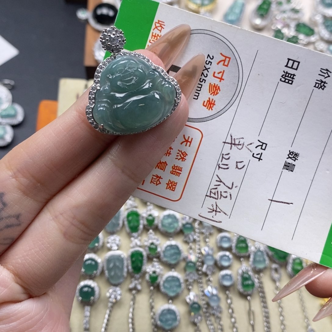 翡翠颈饰未镶嵌翡翠