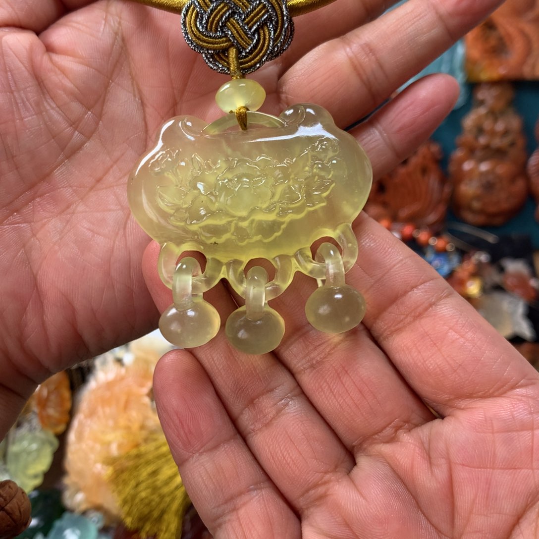 蛇纹石玉挂坠未镶嵌