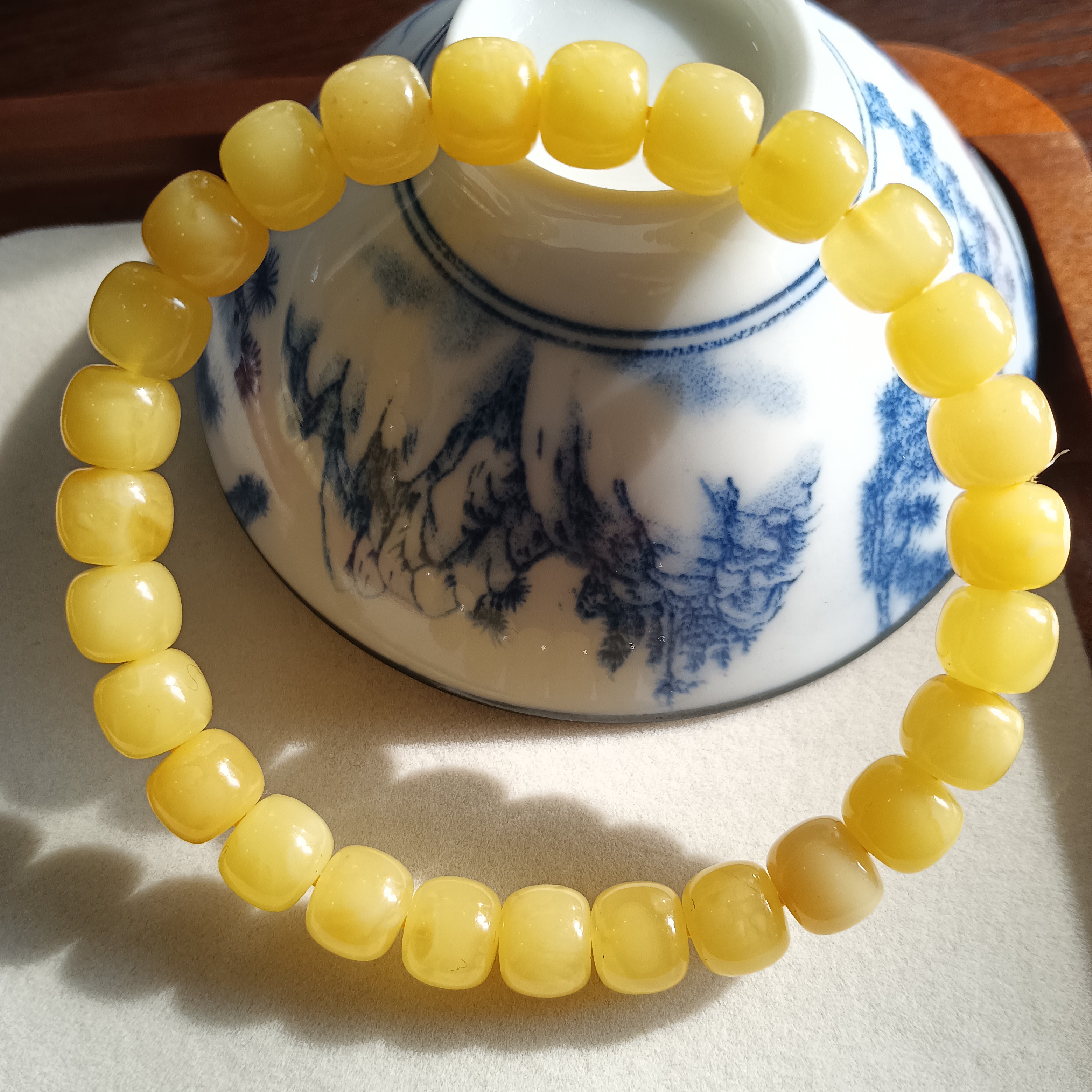 天然蜜蜡俄料鸡油黄卡8mm重量8.5克精工细作