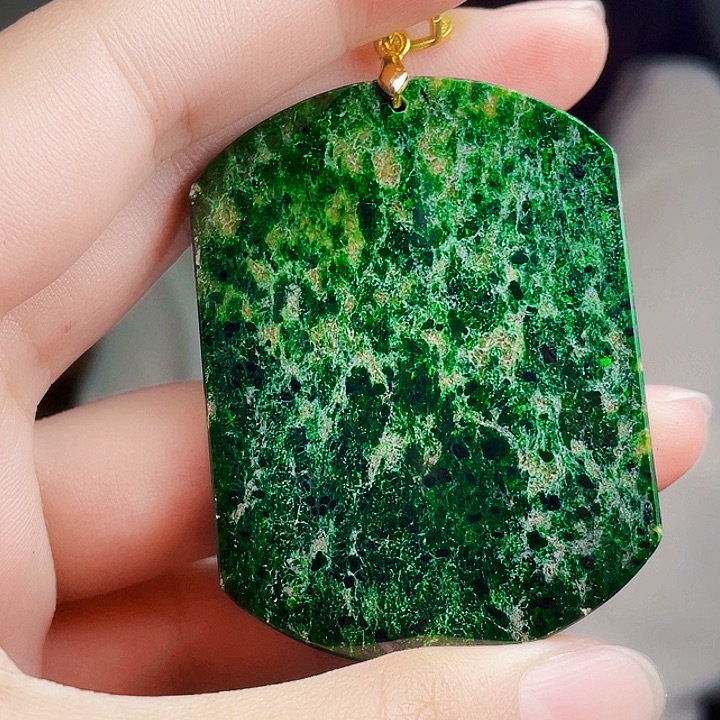 翡翠未镶嵌颈饰多样性