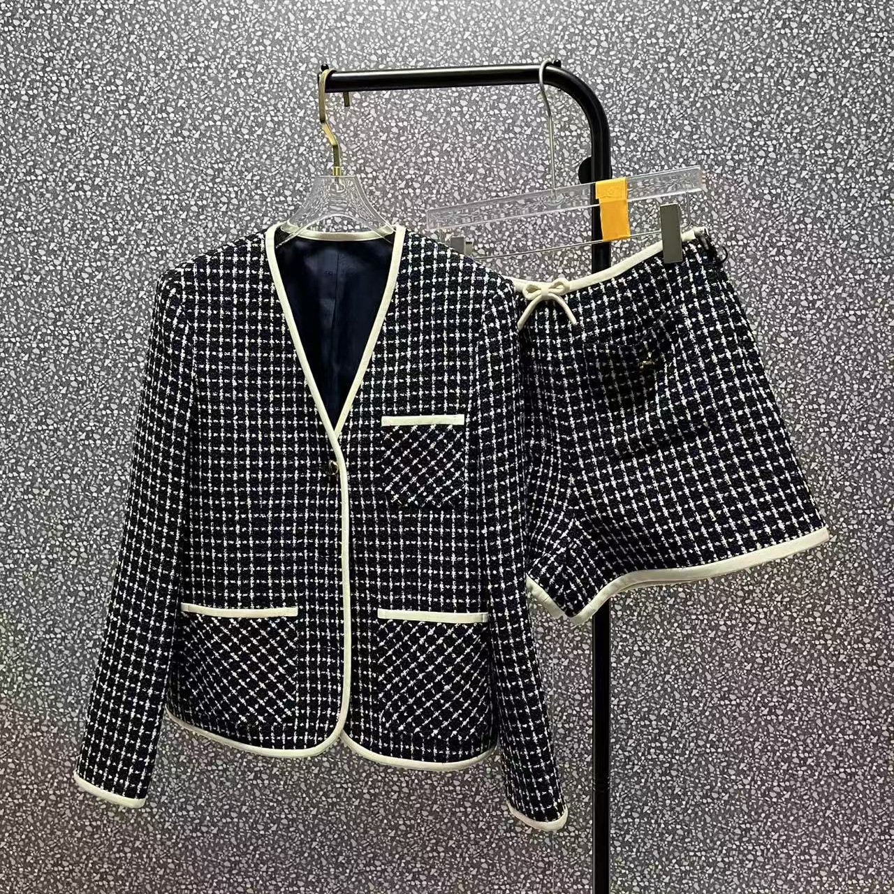 新款格子外套短裤女士时尚V领优雅高端大气口袋设计上衣