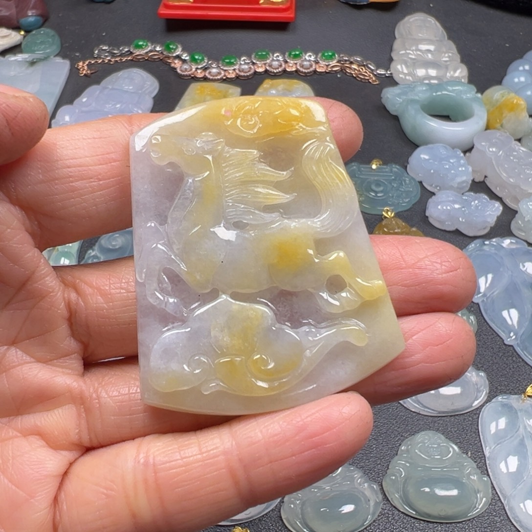 翡翠未镶嵌颈饰马牌