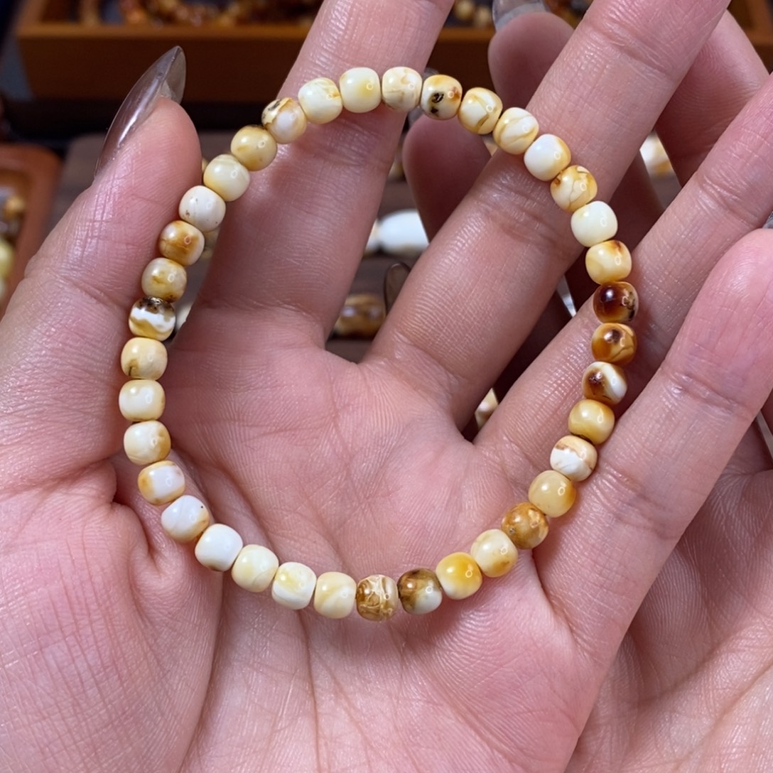 琥珀未镶嵌珠宝奇石琥珀蜜蜡5.6mm白底沁色手串