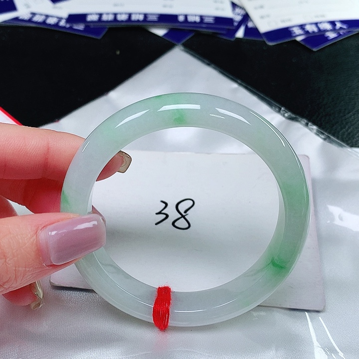 翡翠手镯未镶嵌翡翠手镯未镶嵌