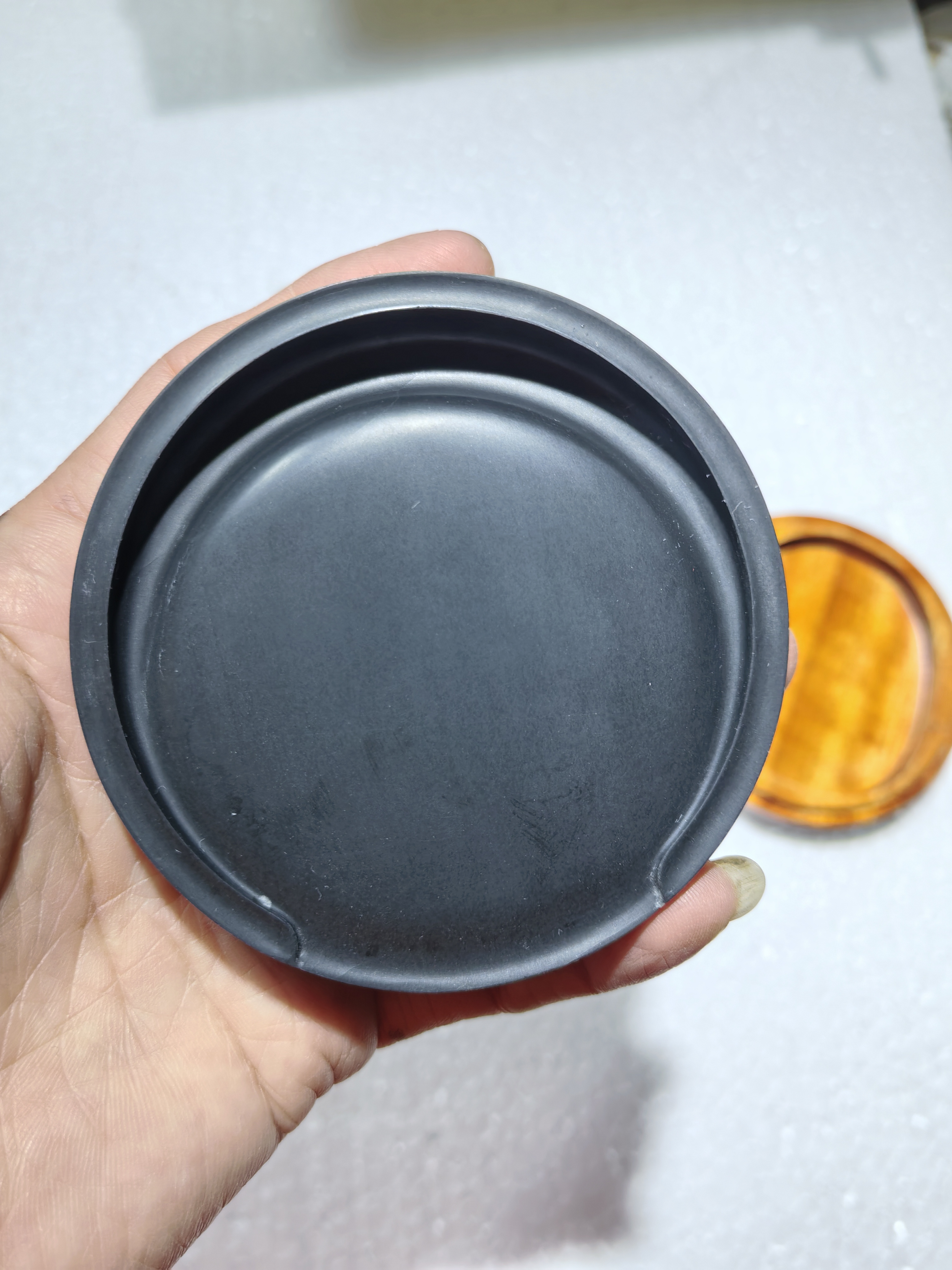 歙砚老坑黑龙尾，三足马蹄砚