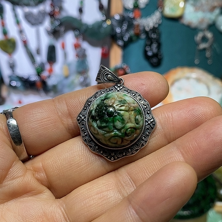 翡翠未镶嵌吊坠(赠链)