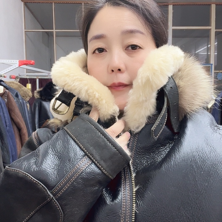 62码黑米色戴帽巴顿皮毛一体