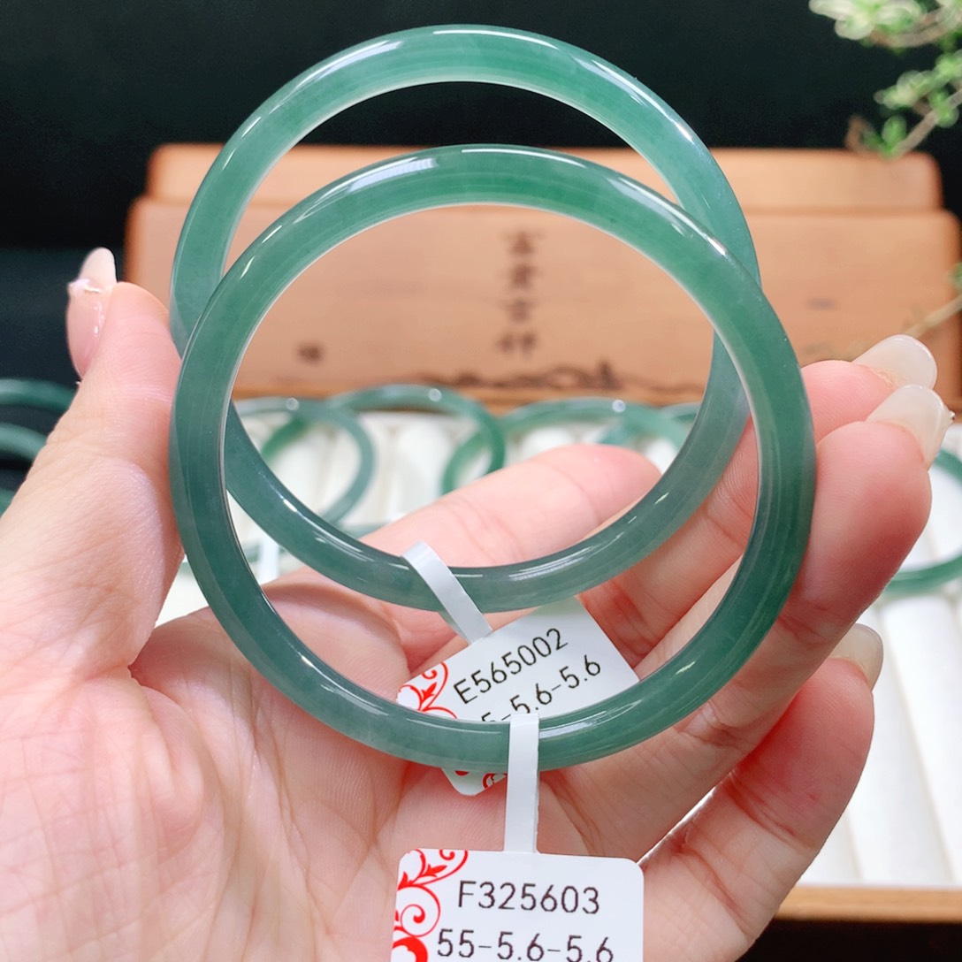 翡翠手镯未镶嵌天然