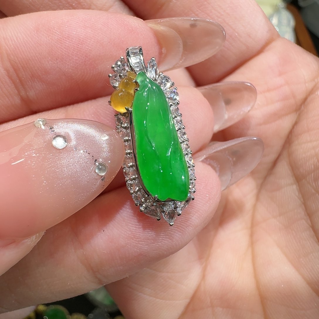 【闪购商品】颈饰18K金镶嵌翡翠欧**?