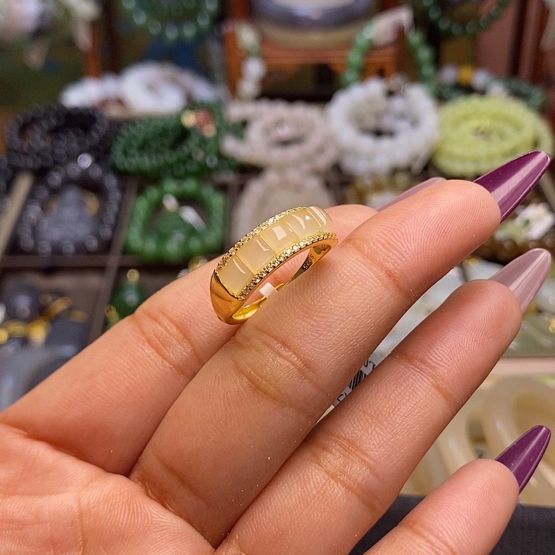 和田玉未镶嵌颈饰藕粉老矿料银镶戒指