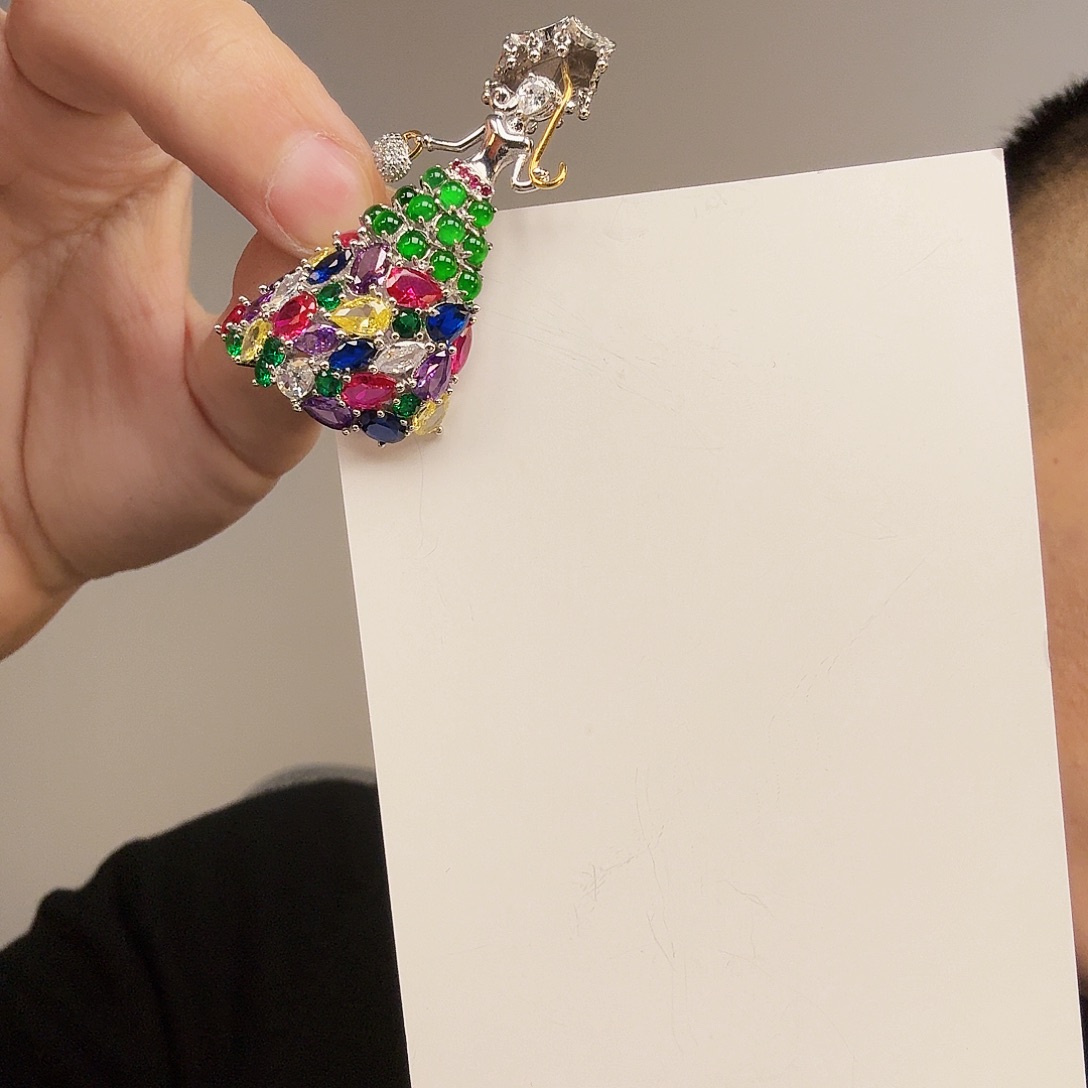 翡翠未镶嵌颈饰一件