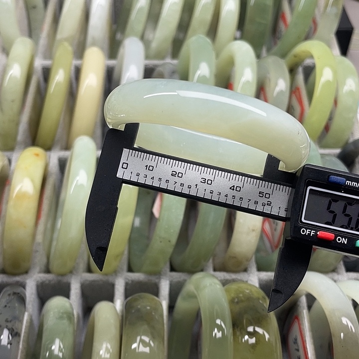 蛇纹石玉未镶嵌手镯400