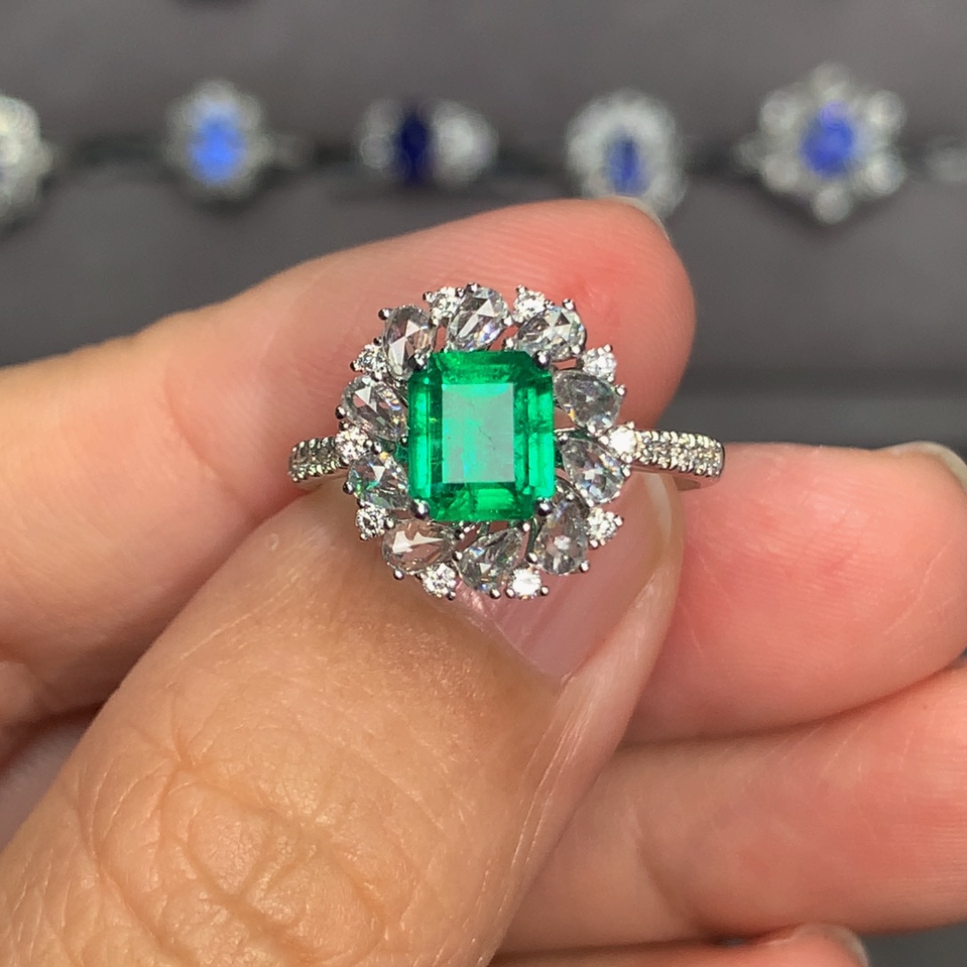 祖母绿戒指18K金镶嵌