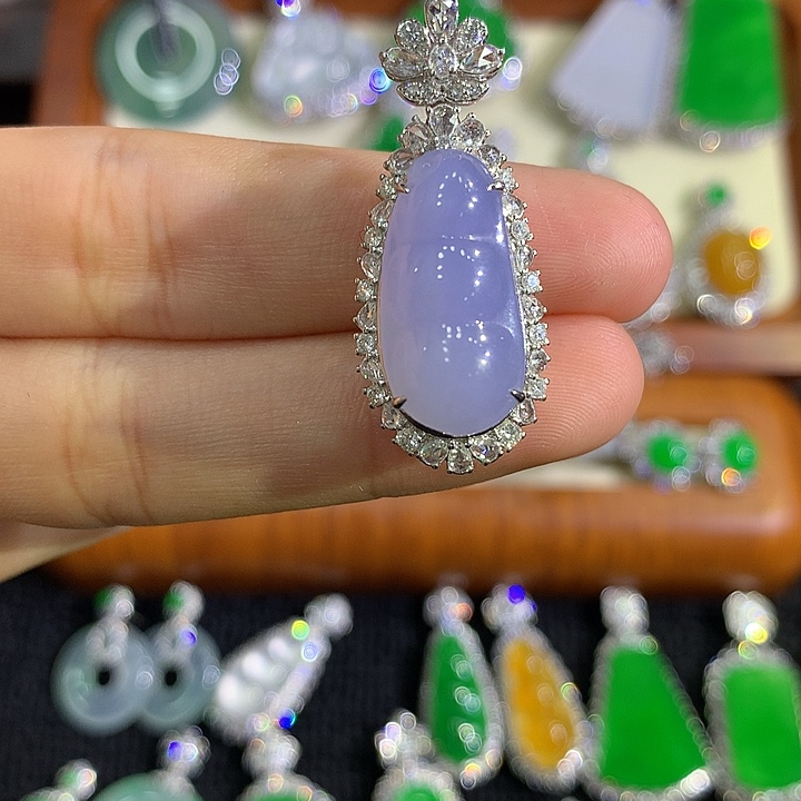 翡翠18K金镶嵌颈饰豆子