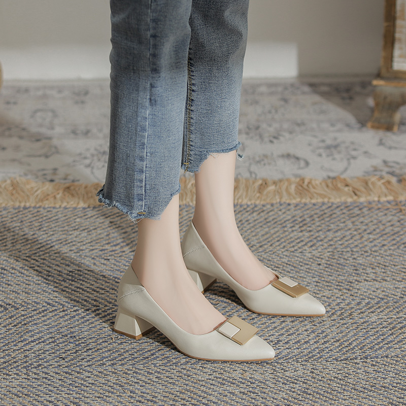 真皮粗跟单鞋女2025春秋新款中跟浅口瓢鞋法式尖头妈妈鞋子