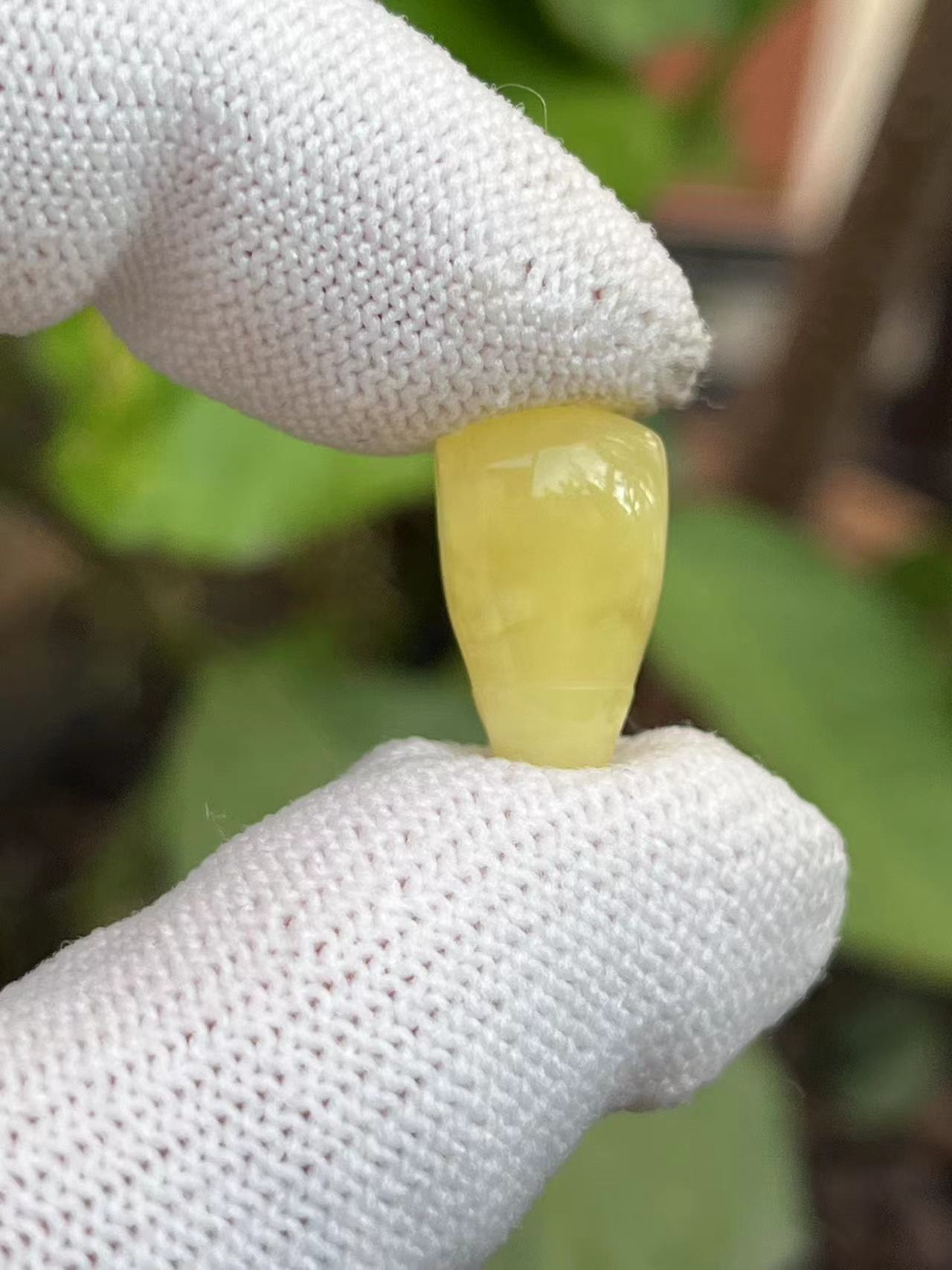2128天然蜜蜡琥珀三通10.3x9.3x17.5mm