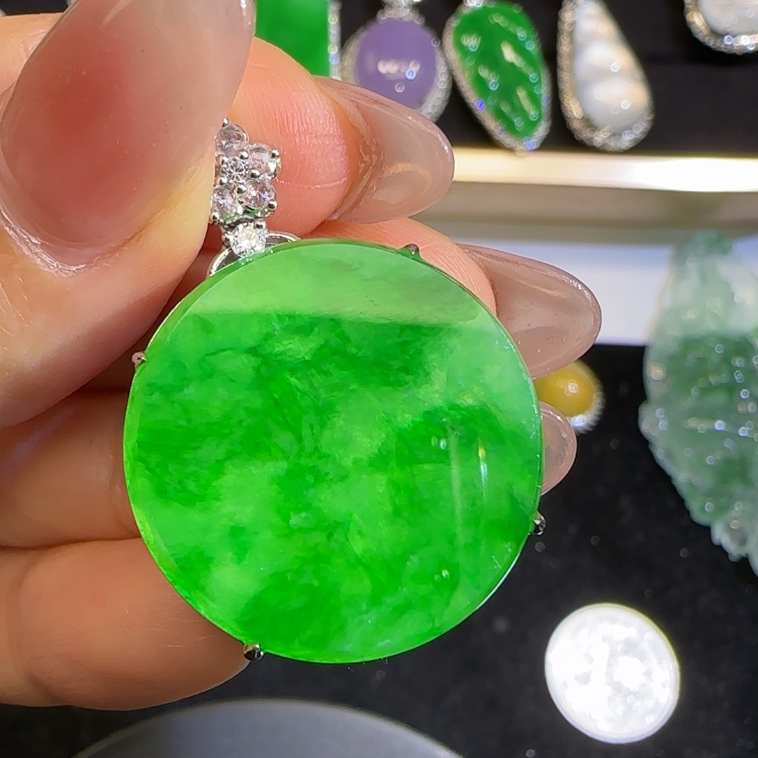 翡翠颈饰18K金镶嵌。