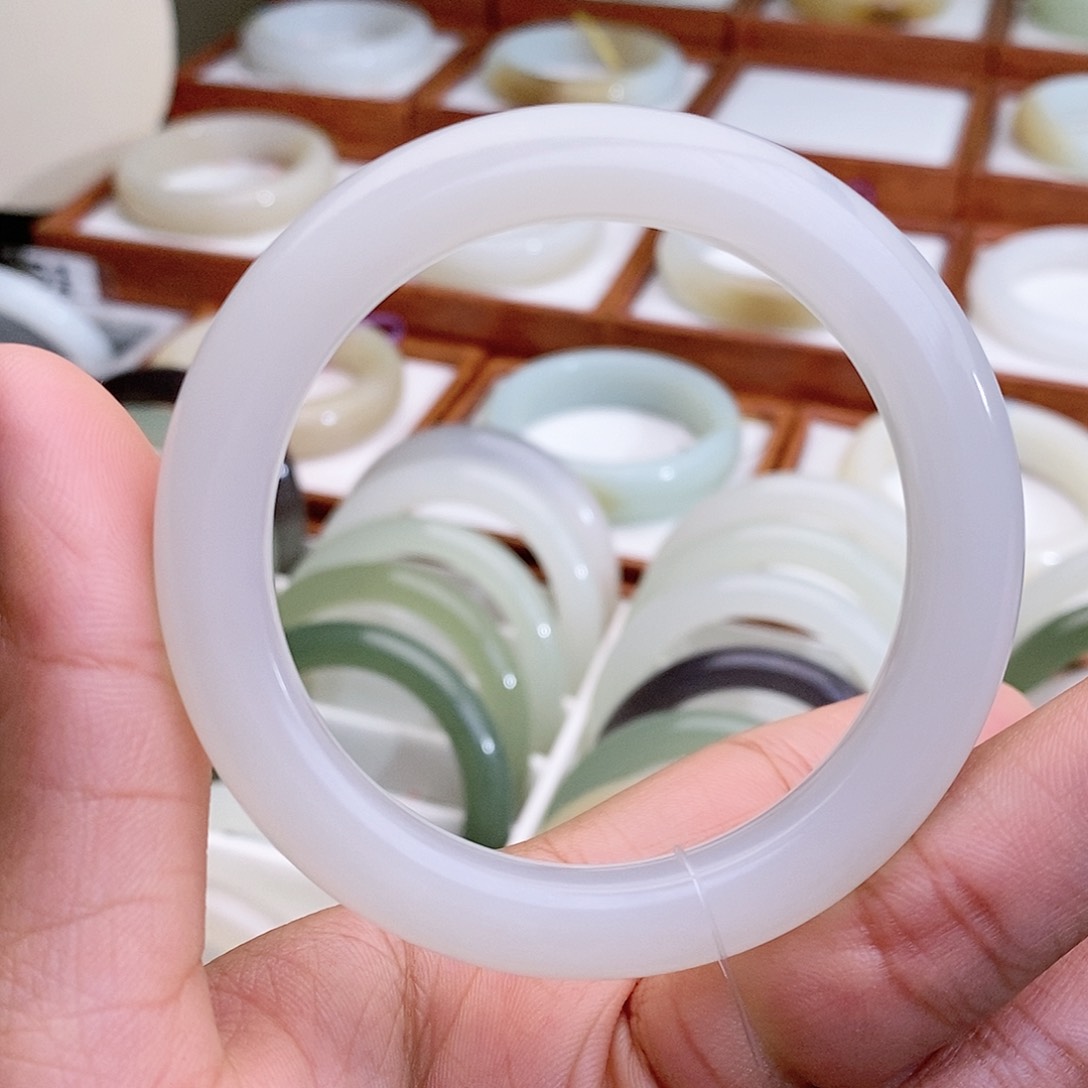 和田玉手镯未镶嵌52.6