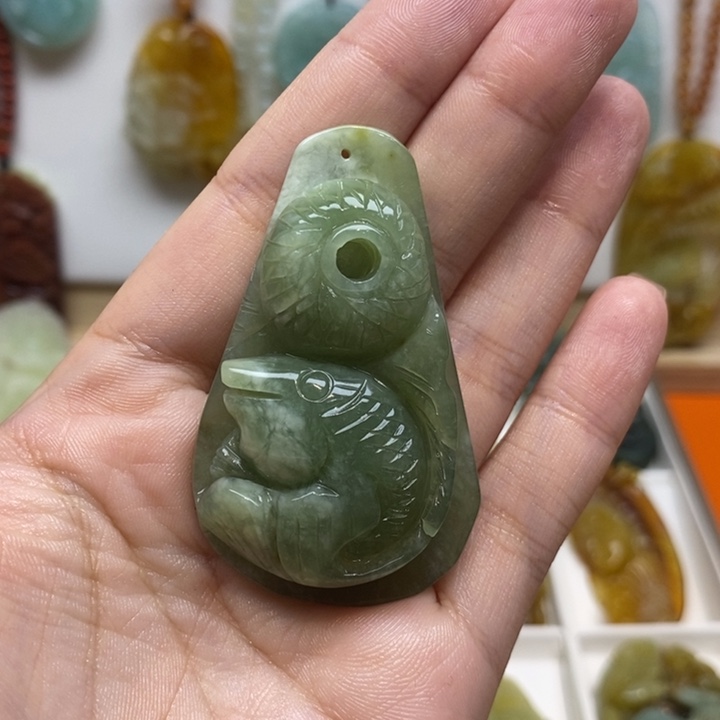 蛇纹石玉未镶嵌颈饰