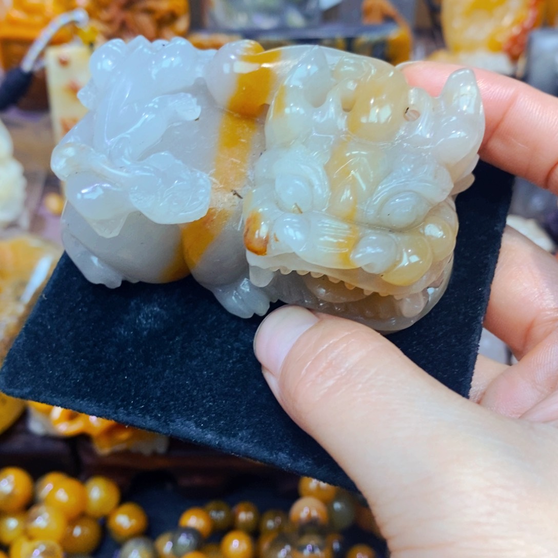 未镶嵌石英质玉（黄龙玉）颈饰