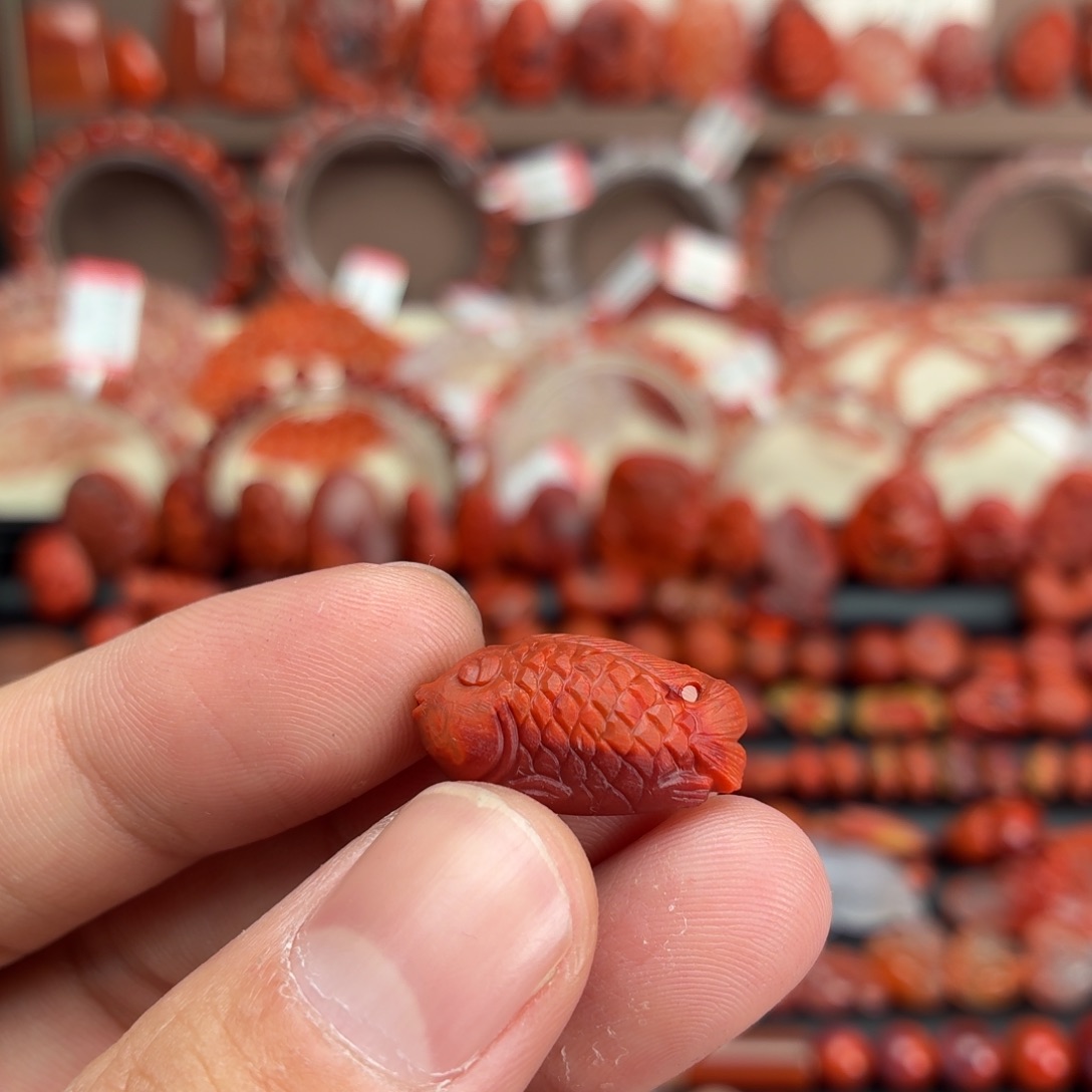 南红玛瑙未镶嵌颈饰雕刻鱼