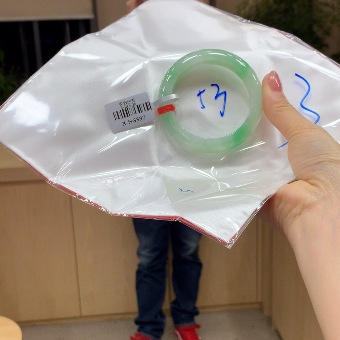 翡翠手镯未镶嵌不退不换