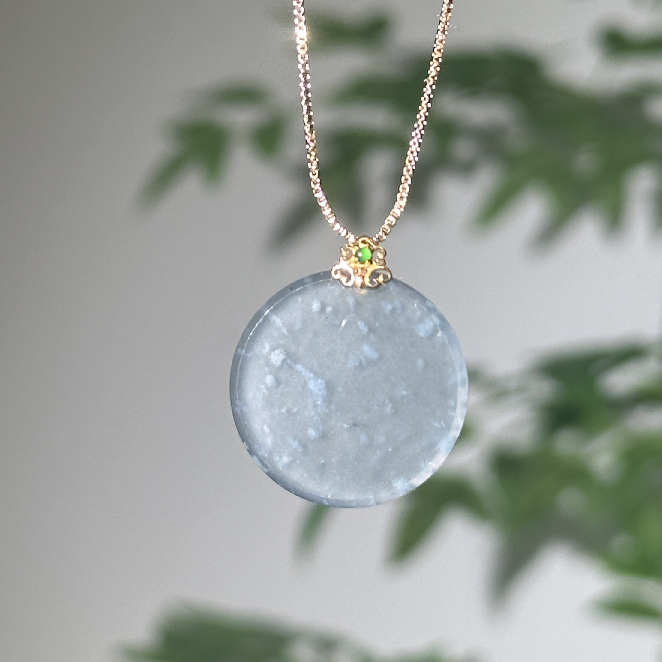 18k金镶冰蓝翡翠雪花棉圆无事牌吊坠