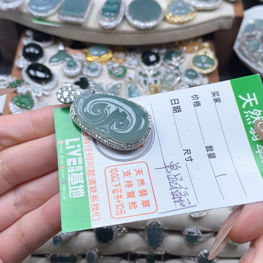 翡翠颈饰未镶嵌翡翠