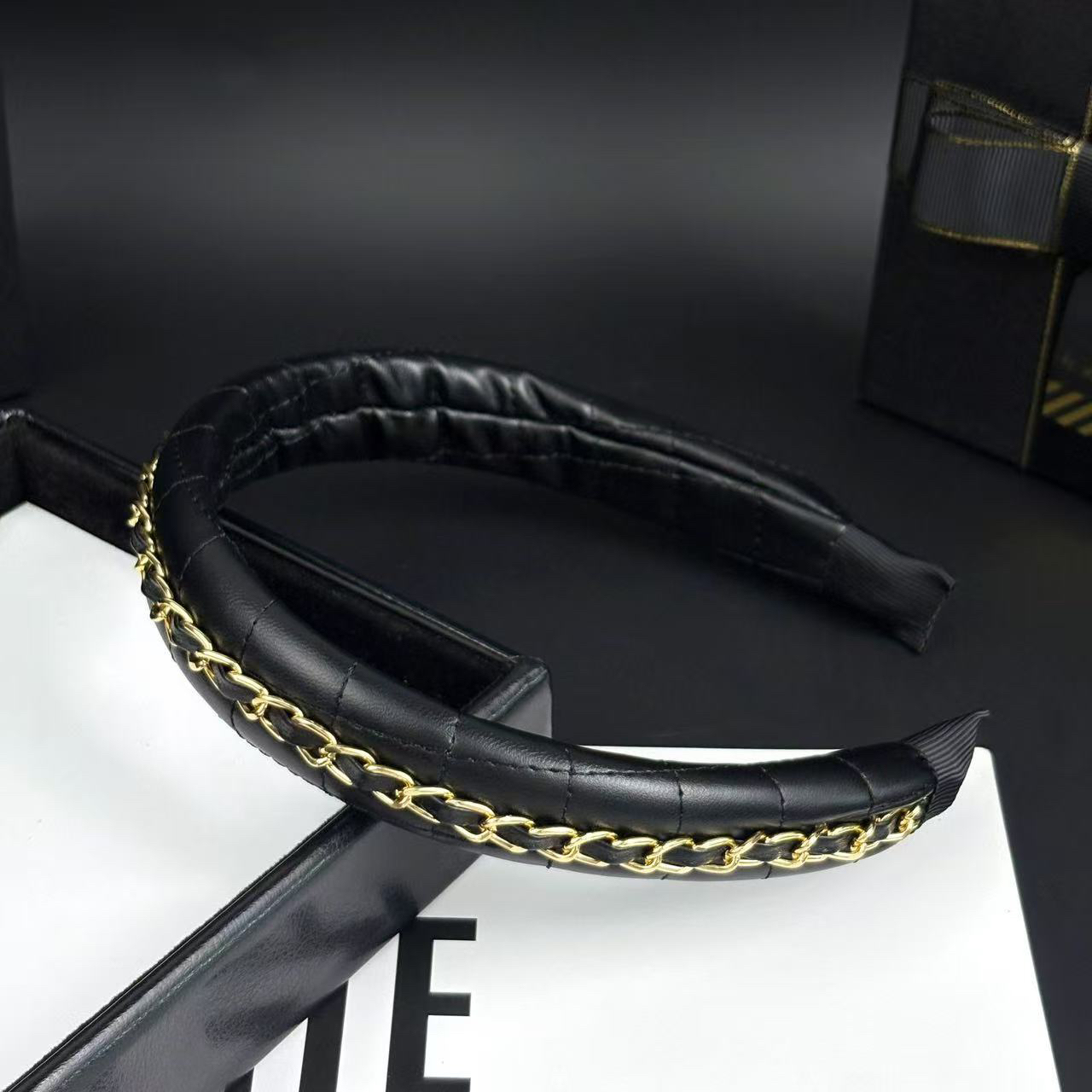 轻奢赫本风黑色皮质链条复古发夹原创设计头饰高级感日常百搭发饰