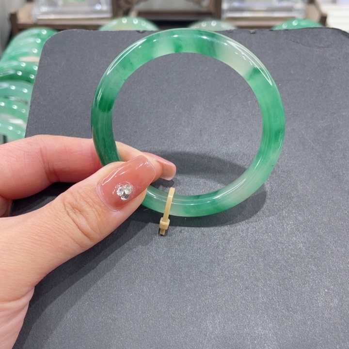 未镶嵌手镯石英质玉