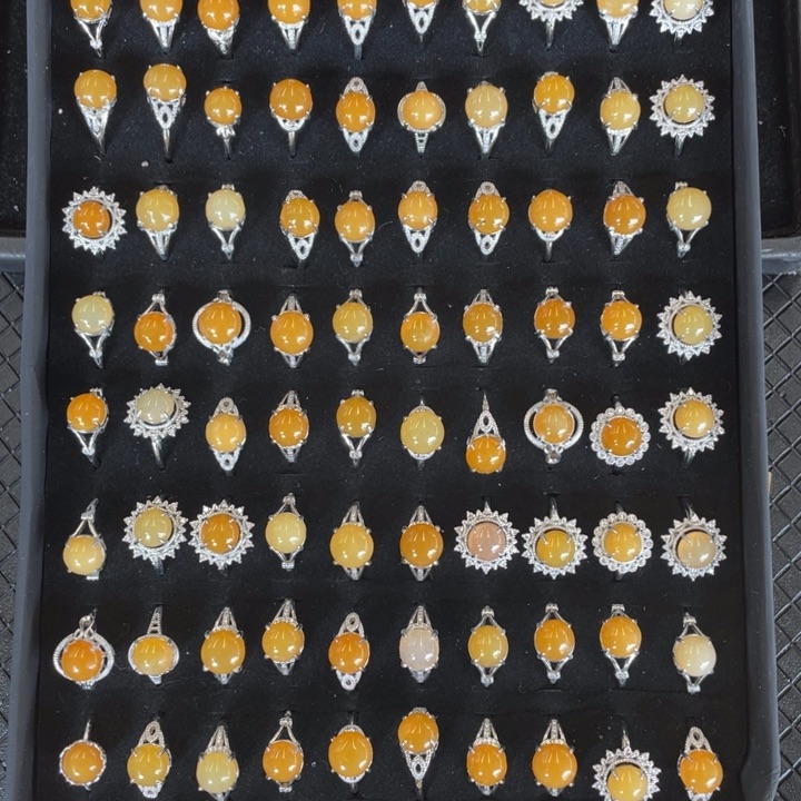 石英质玉（黄龙玉）颈饰未镶嵌