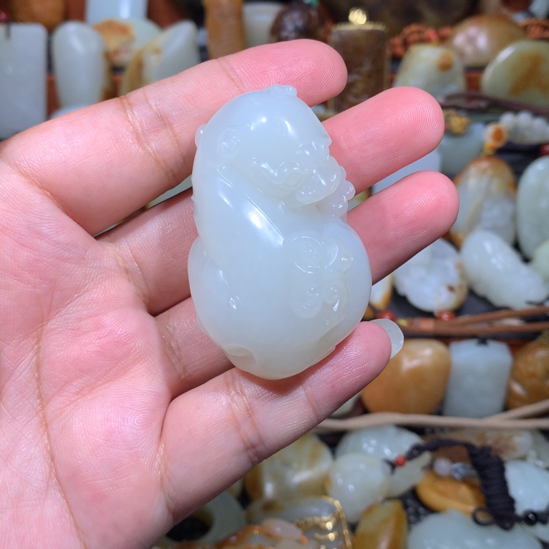 和田玉未镶嵌颈饰辉*