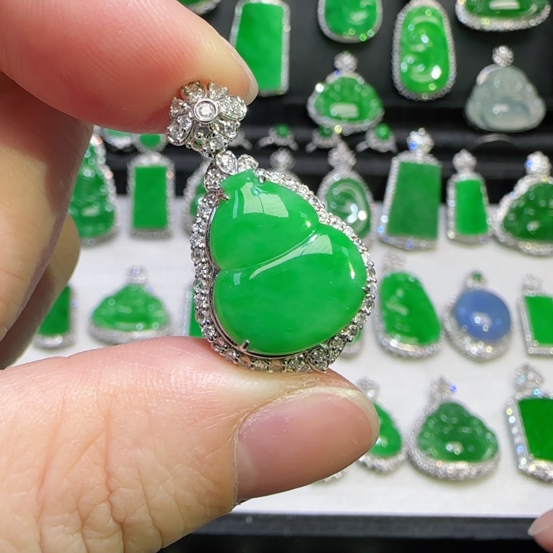 翡翠18K金镶嵌颈饰葫芦