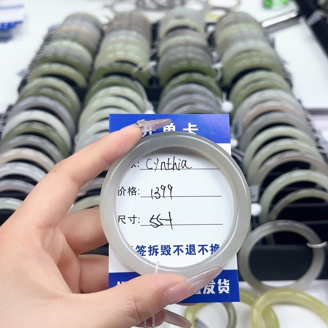 C***a和田玉未镶嵌手镯