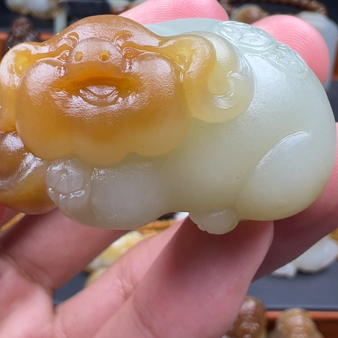 和田玉（糖玉）颈饰未镶嵌好**着