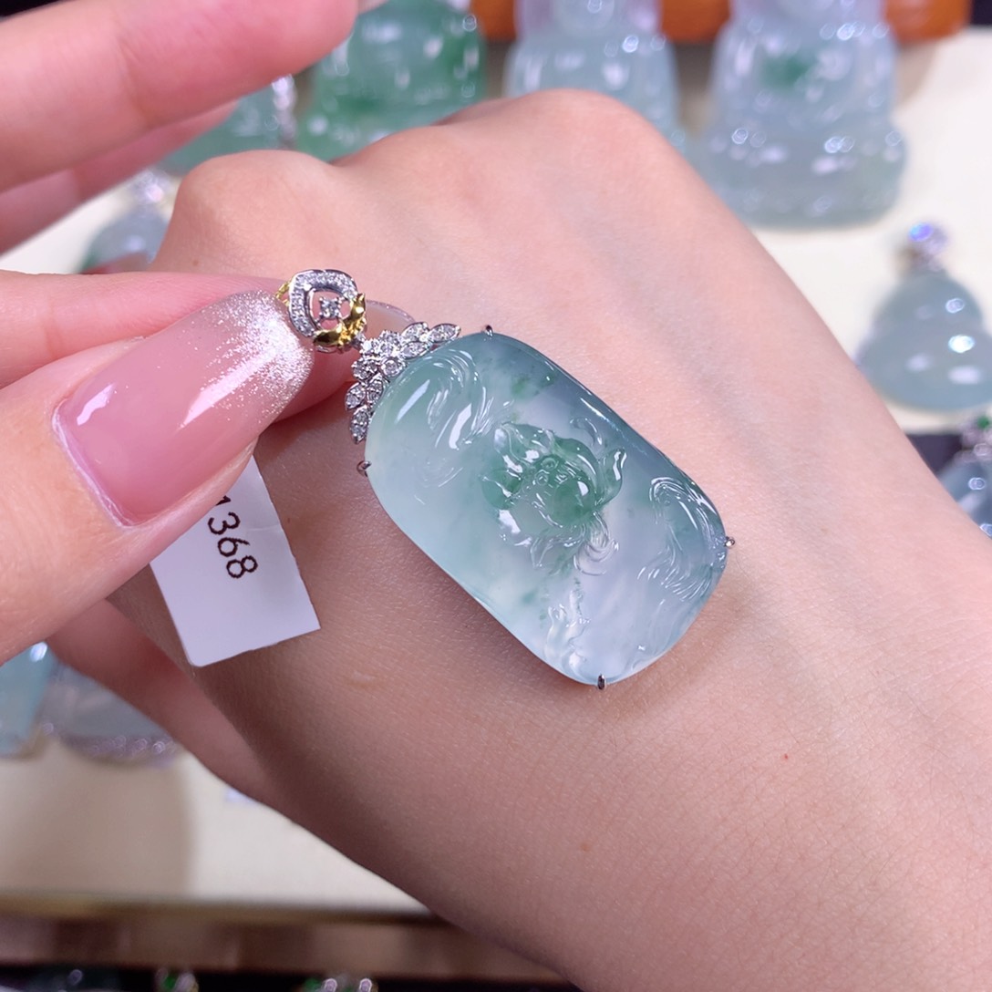 翡翠颈饰18K金镶嵌J***y莲花鱼