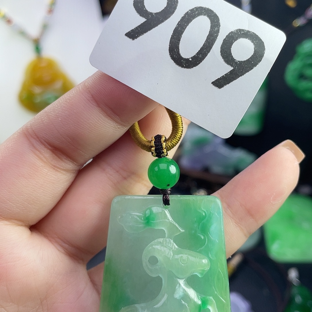 翡翠未镶嵌吊坠(赠链)