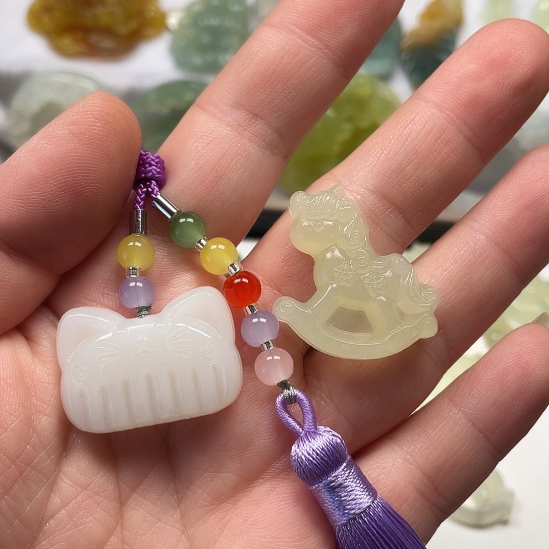 六***六蛇纹石玉未镶嵌颈饰