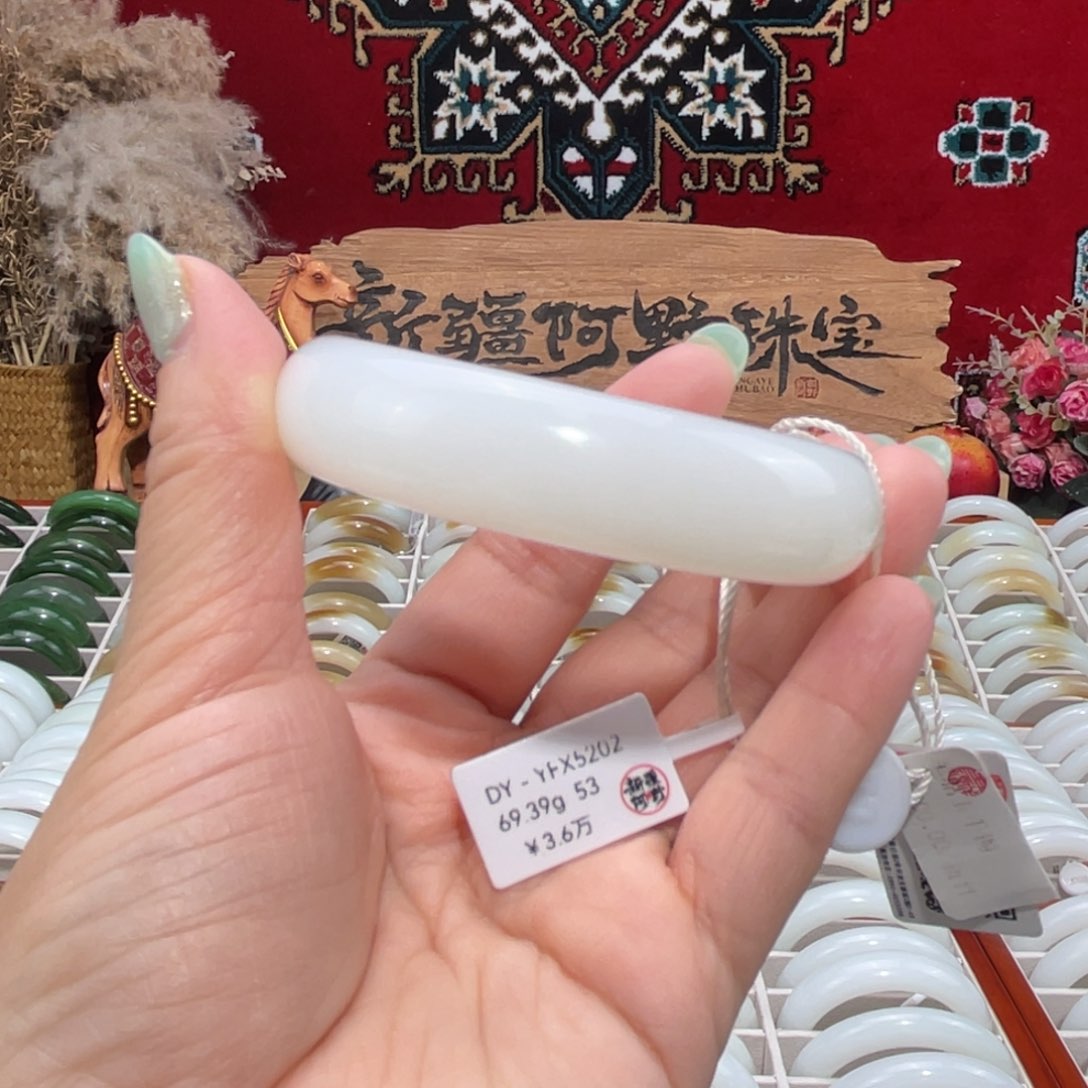 未镶嵌手镯和田玉天然优雅气质且末