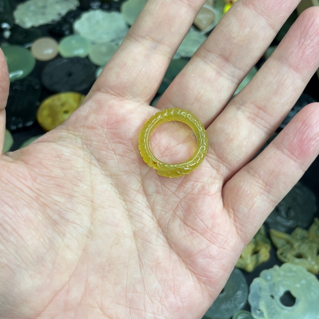 碧***天岫玉未镶嵌颈饰戒子